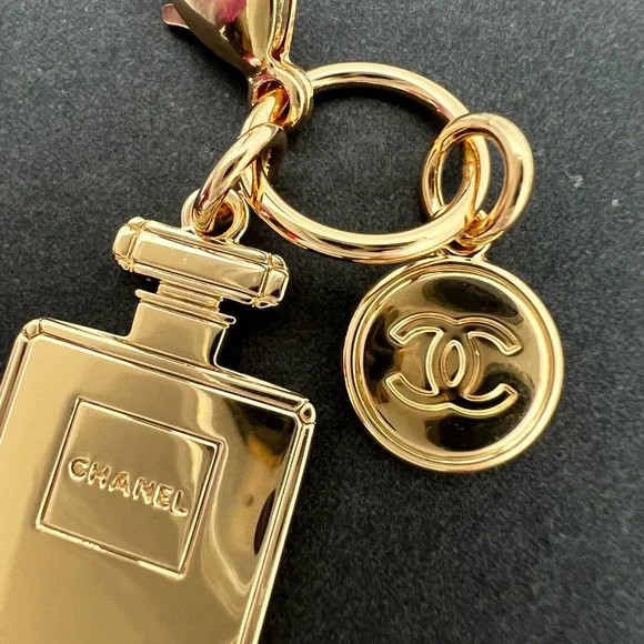CHANEL Authentic 2023 NOVELTY HOLIDAY
No*5 PERFUME BOTTLE & CHANEL CHARM - Picture 6 of 17